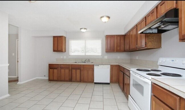 Building Photo - 13402 Oak Ledge Dr