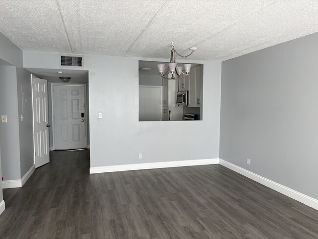 Living/ dining room - 4500 N Flagler Dr
