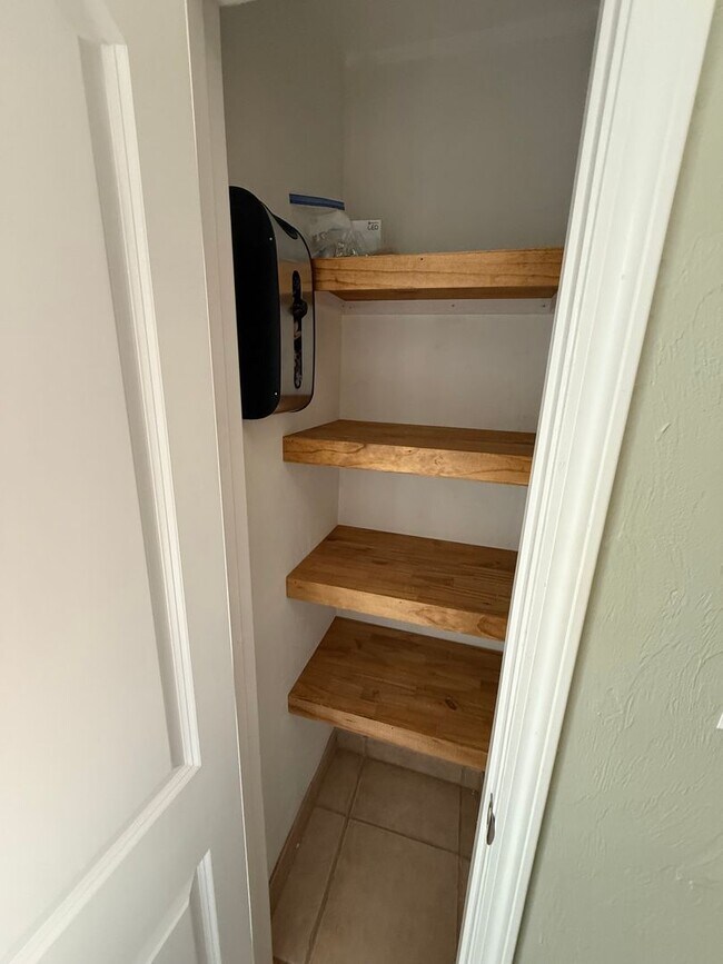 Building Photo - 2/2.5 Townhouse off of Tharpe st! Central ...