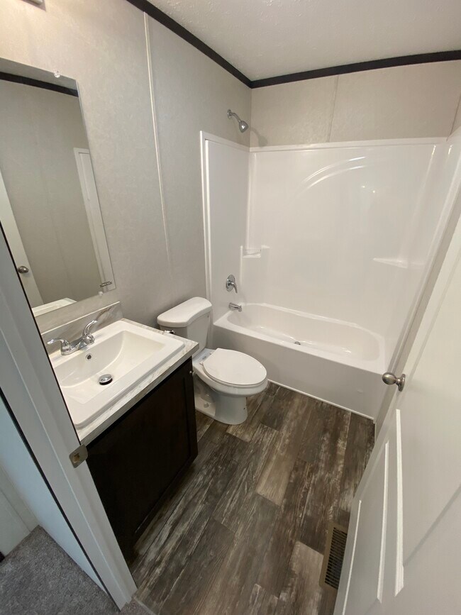 Building Photo - New 3 bedroom house available!