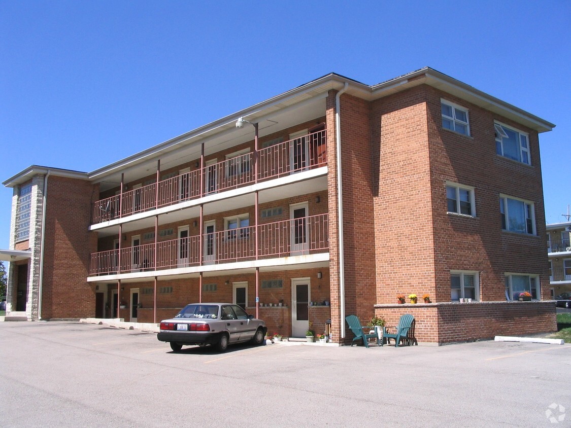 Building Photo - 421 Hicks Rd