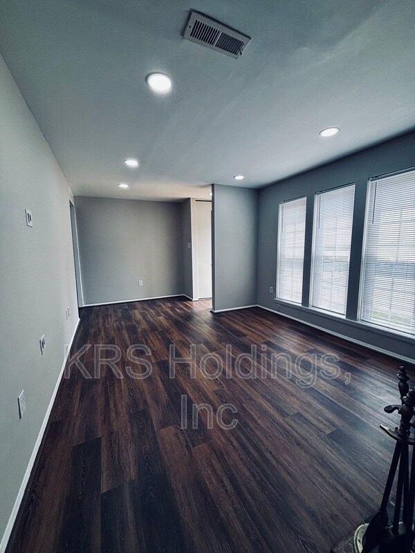 Building Photo - 817 Pleasant St