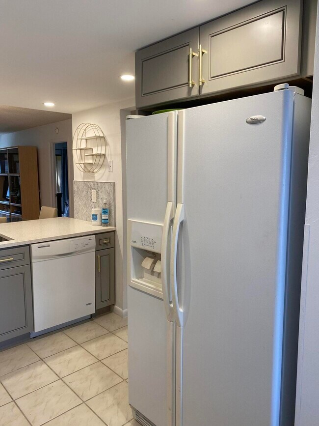 Foto del edificio - 5040 Rose Hill Dr