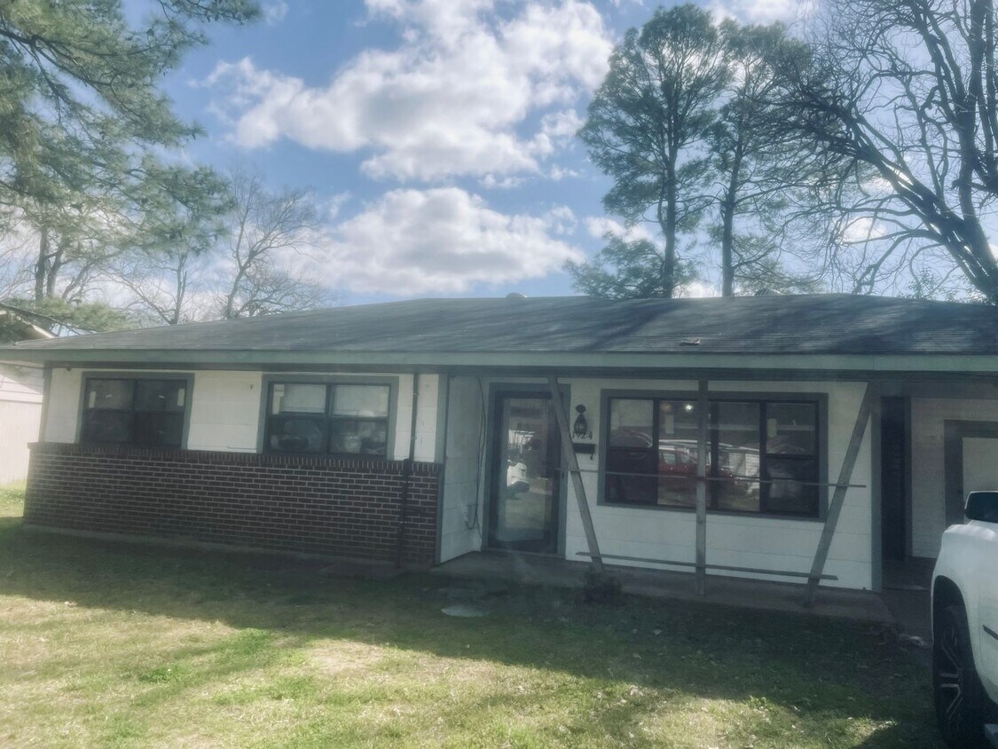 Foto principal - 3 Bedroom/1 Bath - Move/In Ready