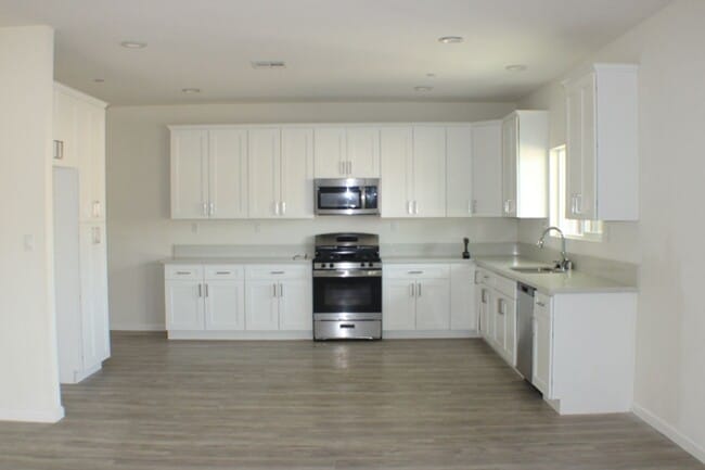 Foto del edificio - 7820 Bay Ave