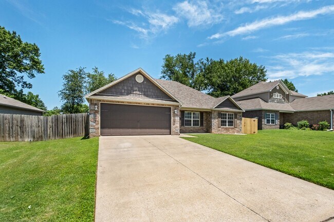 Building Photo - Charming 3 Bed, 2 Bath Home | Fenced Yard ...