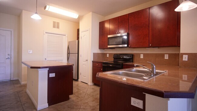 Foto del edificio - Large 3/2 with Rooftop Pool Walking Distance to UT Austin