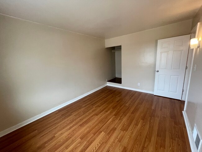 Foto del edificio - 343 Hemlock Dr