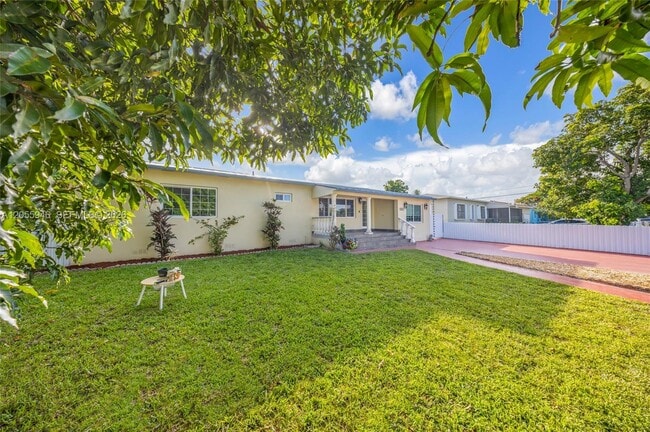 Foto del edificio - 5862 W 2nd Ct