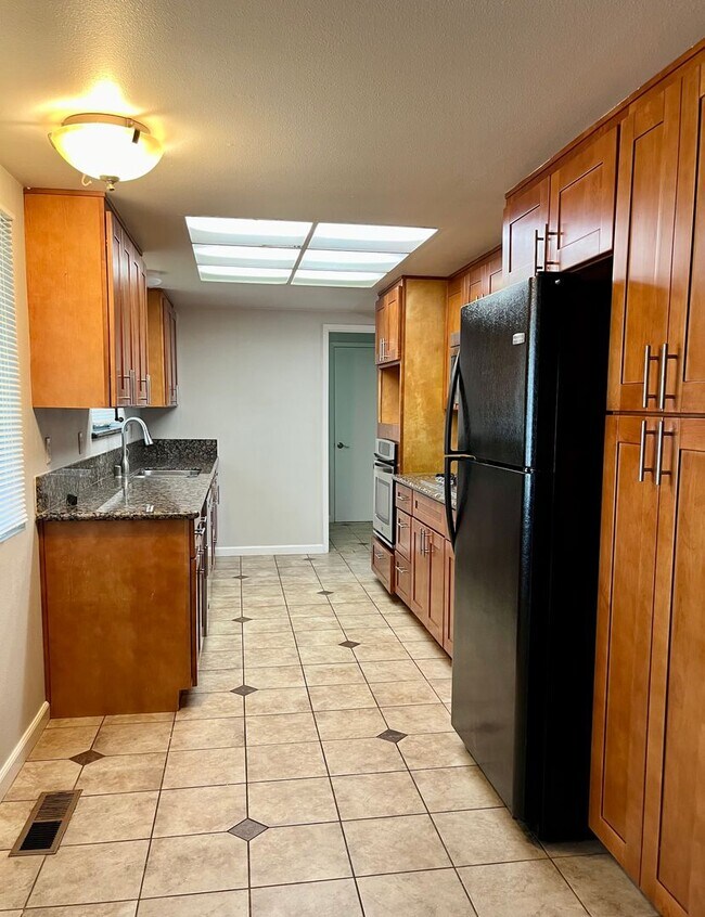 Building Photo - Beautiful 3 bed 2 bath on Property with a ...