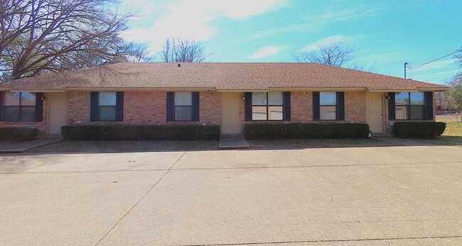 Building Photo - Whitehouse ISD- 2 Bedroom 1 Bath Triplex