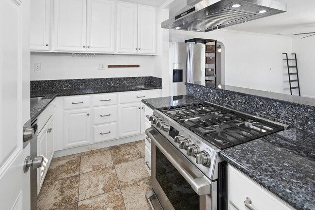Building Photo - Mission Valley/Linda Vista 2 Bed Updated h...