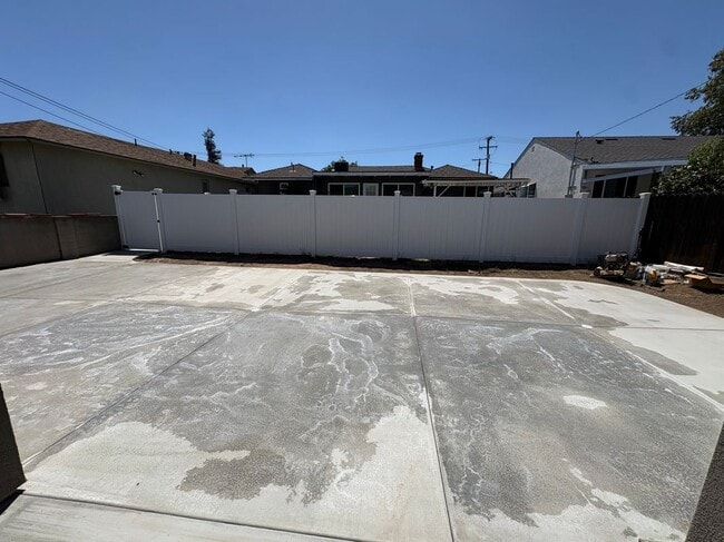 Building Photo - 5928 N Muscatel Ave