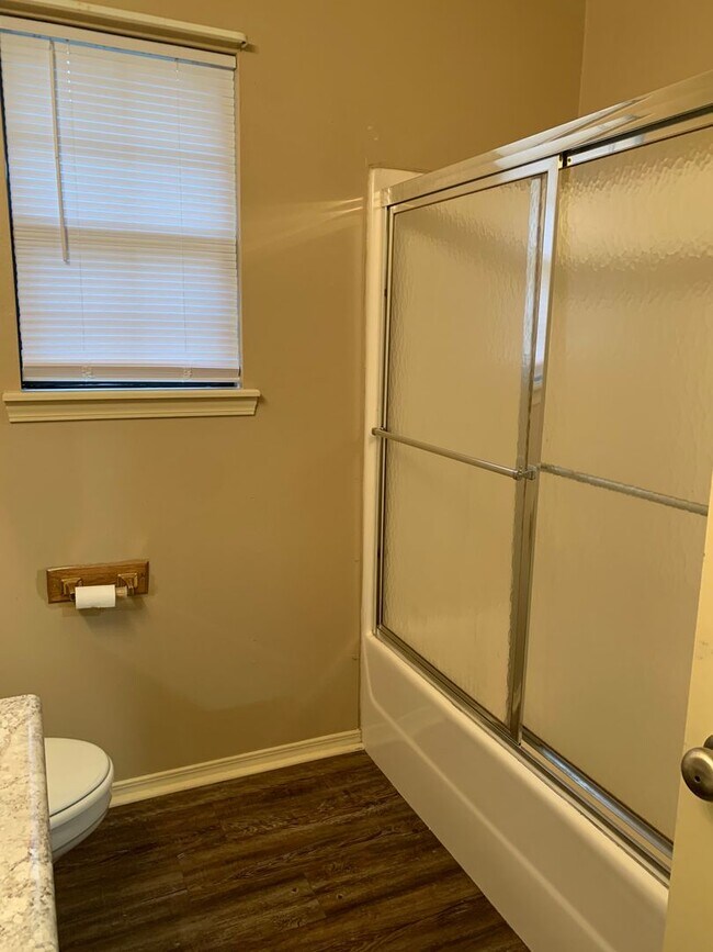 Foto del edificio - 507 Valley Dr