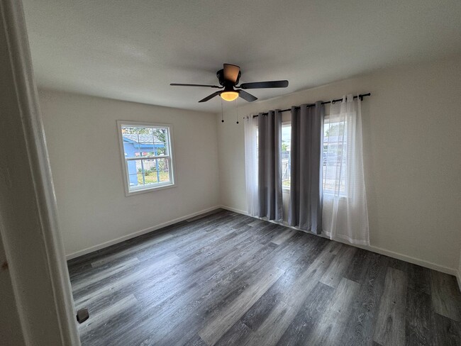 Building Photo - 3 Bedroom, 1 1/2 Bath, Spacious Yard