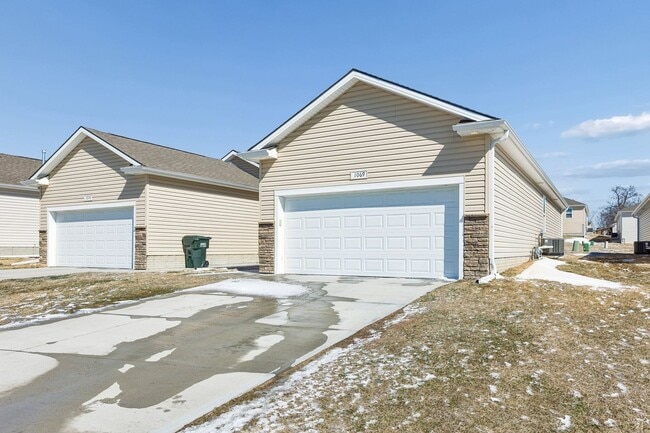 Foto del edificio - 4-Bedroom Townhome Near Village Pointe!!