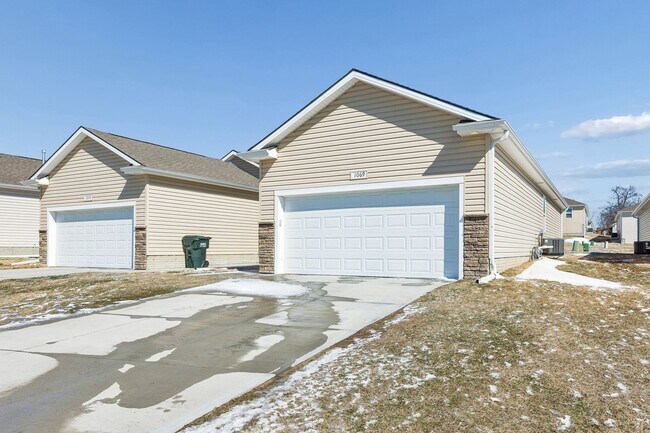 Building Photo - 4 Bedroom Townhome
