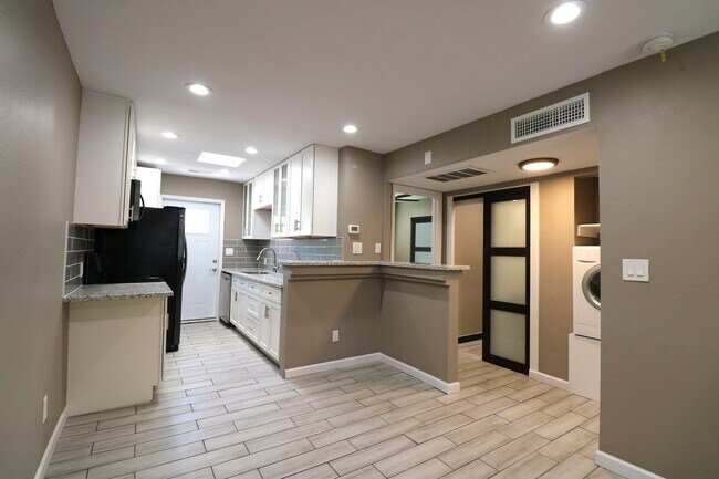 Building Photo - 101 North Oak Street, Unit #D