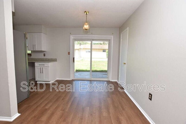 Building Photo - 1015 E Tee Cir