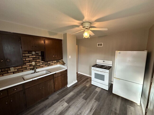 Building Photo - 2 Bedroom Single Family