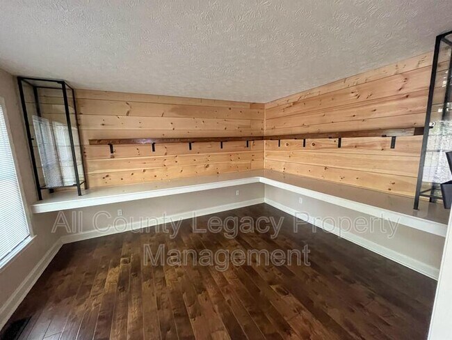 Foto del edificio - 2320 Springdale Dr
