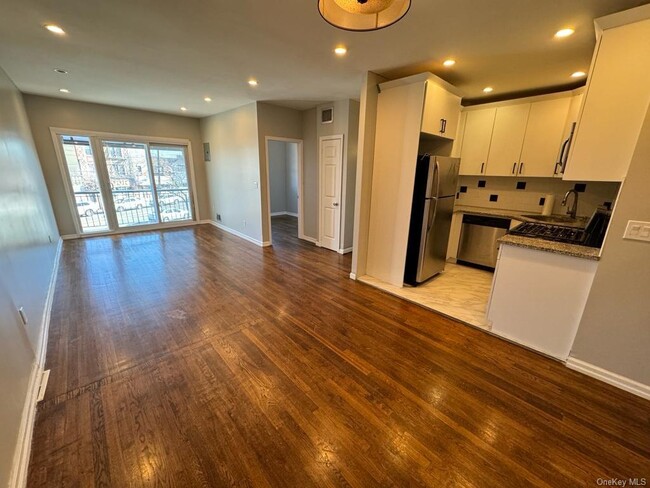 Building Photo - 649 Beach Ave