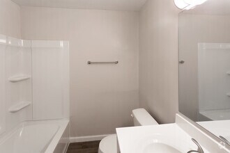 2BR, 2BA - 900 SF - Vetra 5480