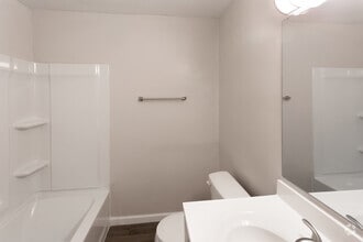 2BR, 2BA - 900 SF - Vetra 5480