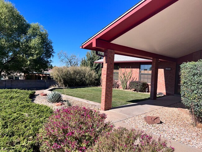 Building Photo - Great location.  3 Br, 2 Bath, 3 living ar...