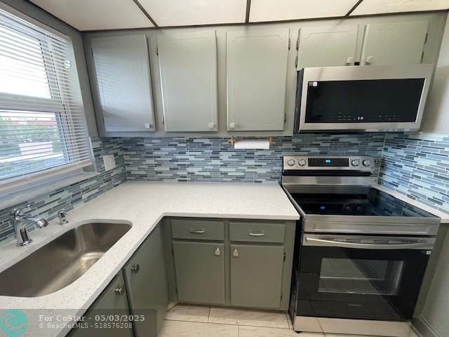 Foto del edificio - 8600 Sunrise Lakes Blvd