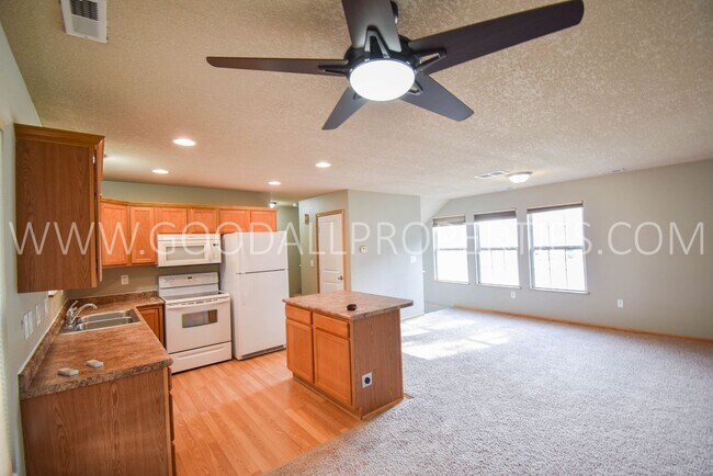 Building Photo - 2 Bedroom, 2 Bath Townhome in Pleasant Hill with 2-Car attached Garage
