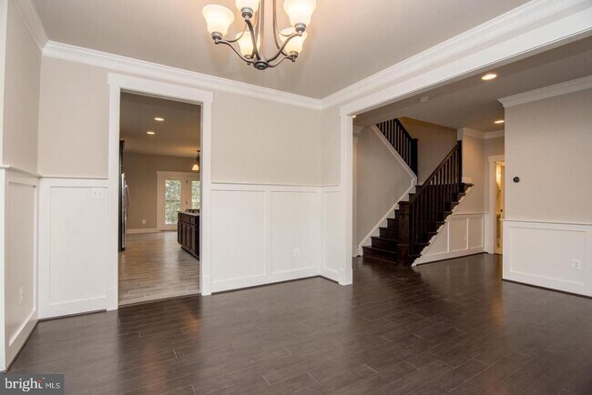 Building Photo - 6928 Regent Ln