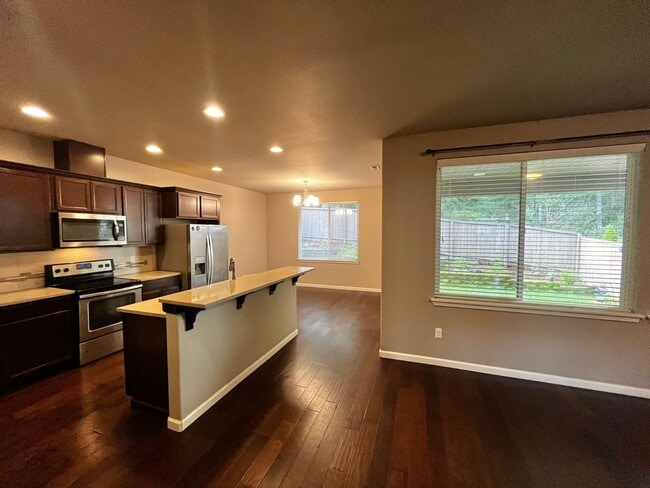 Building Photo - Large 4bed/3bath Home