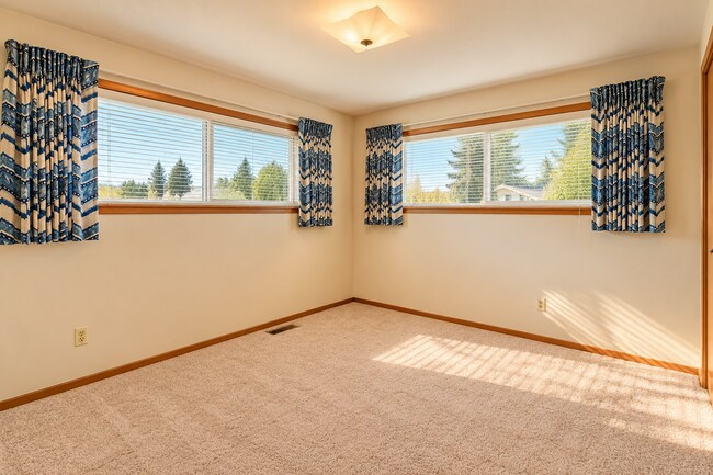 Building Photo - 10880 Dixon Dr S