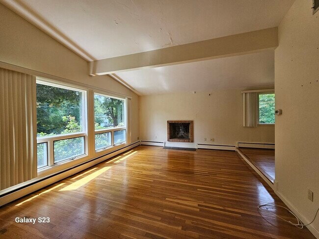 Foto del edificio - 38 Tyler Rd