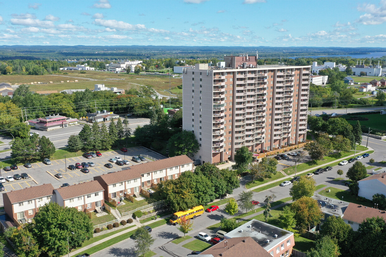 Primary Photo - Concorde Apartments