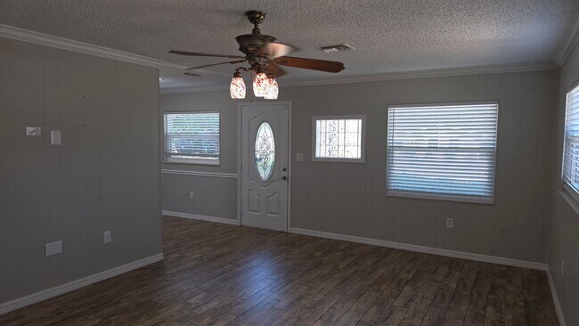 Foto del edificio - 2 bed 1 bath just remodeled