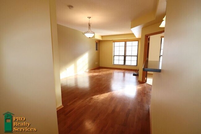 Building Photo - 1 Bedroom Condo with Move in Special!