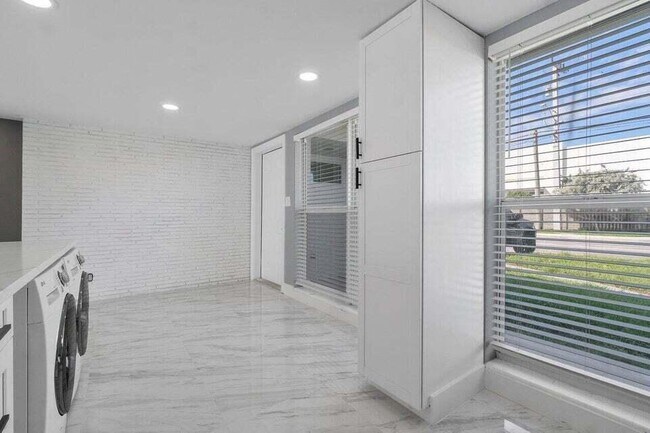 Foto del edificio - 708 NE 23rd Ave