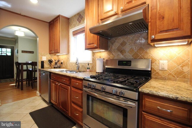 Building Photo - 1102 Trinity Dr
