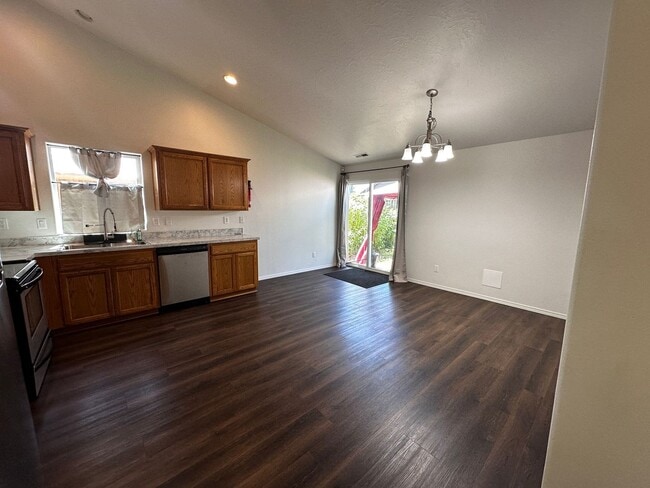 Building Photo - 3 Bedroom 2 Bath Single Family House