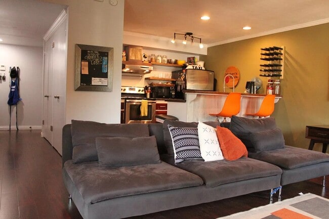 Building Photo - 4012 Valeta St