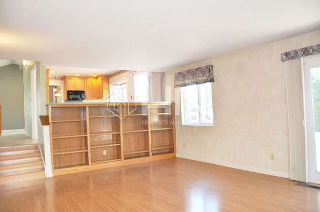 Building Photo - 3027 King Estates