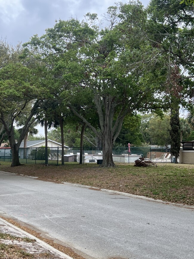 Foto del edificio - 1570 Greenwood Dr