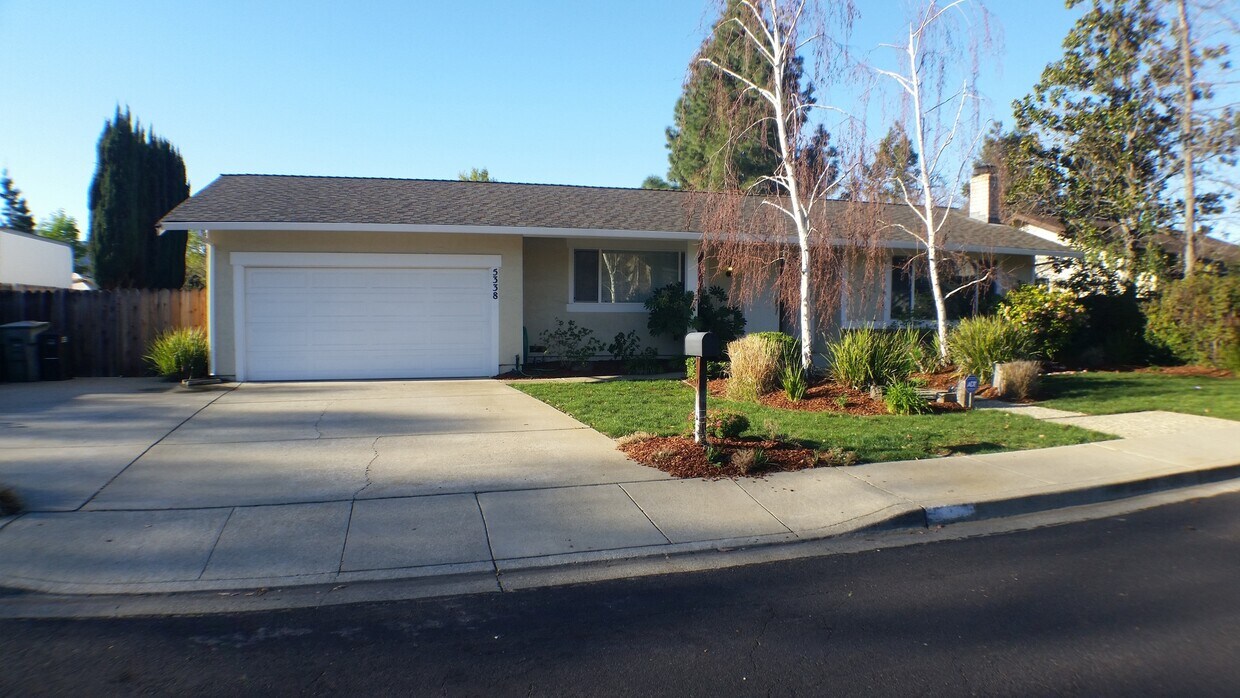 Foto principal - Beautifully update home on quiet cul-de-sac