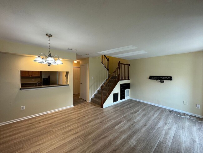 Building Photo - Stunning 2 Bed 2.5 Bath Interior Townhome In Newgate Community