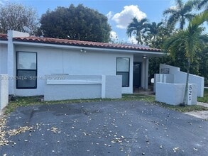 Building Photo - 521 SW 93rd Ct