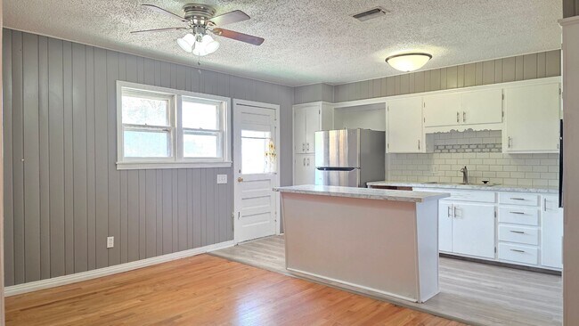 Foto del edificio - FOR LEASE - Spacious 3/1.5/1 - MINUTES FROM CAMPUS