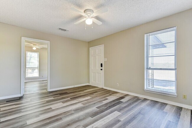 Foto del edificio - 306 Jenny Ln