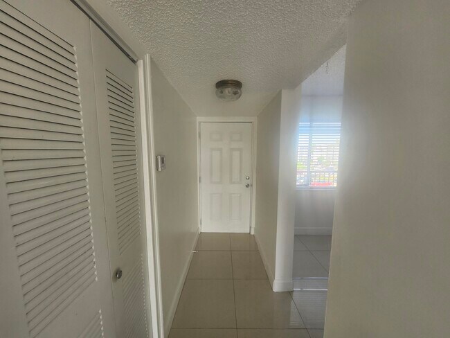 Foto del edificio - 8600 N Sherman Cir